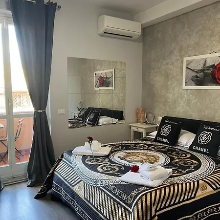 A 2 Passi Dai Musei Luxury Гостевой дом
